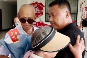 Người mẹ bật khóc khi gặp lại con trai sau 37 năm tìm kiếm