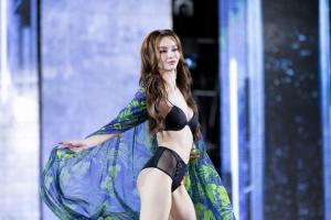 Miss Universe Vietnam tự ý chỉnh sửa áo tắm