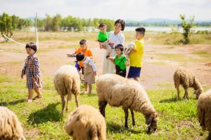 Hoa hậu vỡ nợ: Người thắt chặt chi tiêu, kẻ nhặt rác kiếm sống