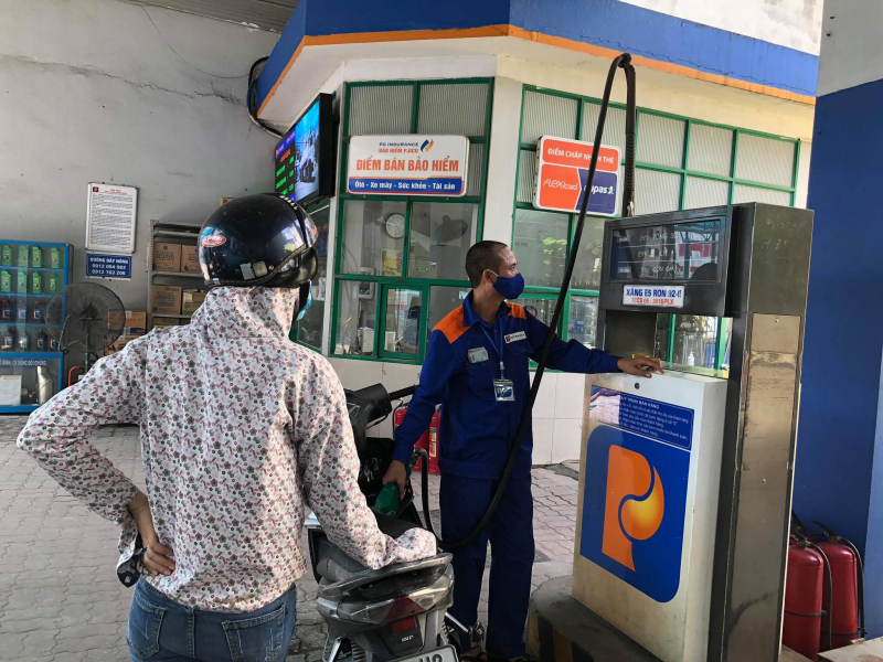 Xăng E5RON92 giảm 655 đồng/lít