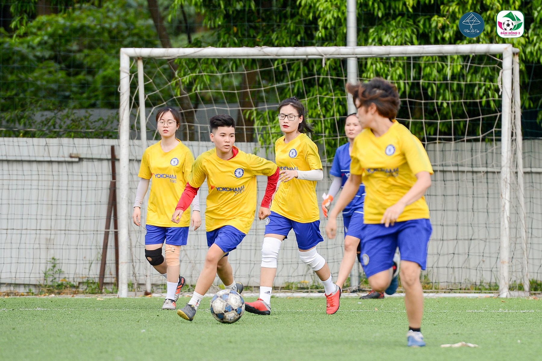 Những cô gái mê bóng đá 'phủi'