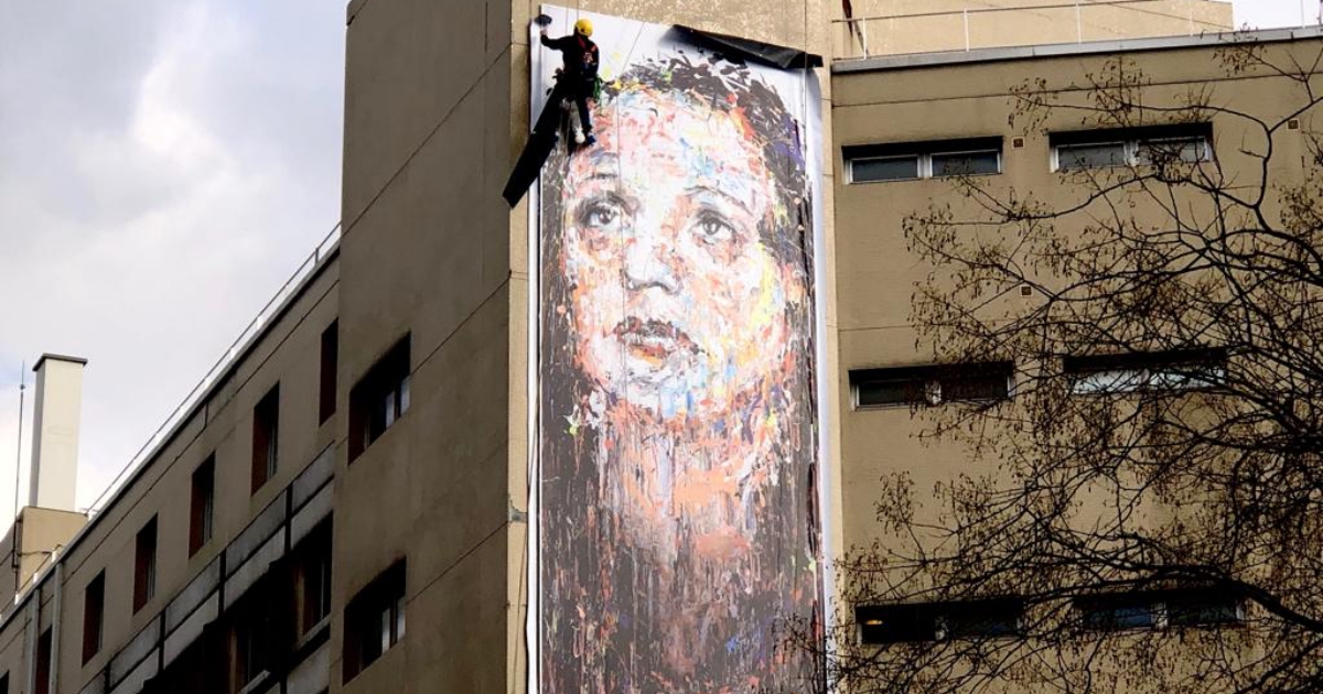 “Người nắm giữ ký ức” tôn vinh Edith Piaf qua ngòi bút vẽ đầy xúc cảm