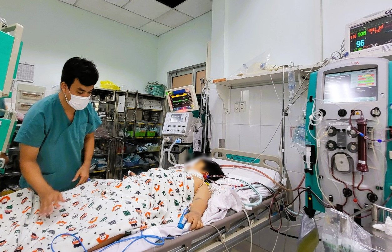 Nhiều trẻ sốt xuất huyết gặp biến chứng nặng, 'động đâu cũng chảy máu'
