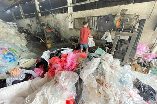 Về làng giặt rác ở Bắc Ninh người dân làm giàu từ những núi rác nilon