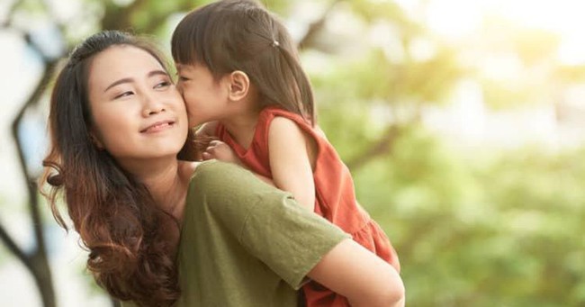 Con gái tự tin nhờ 4 thói quen hàng ngày của bố mẹ