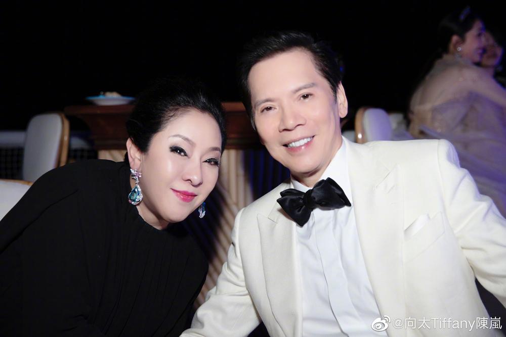 Choáng ngợp cơ ngơi của vợ chồng trùm showbiz Hong Kong