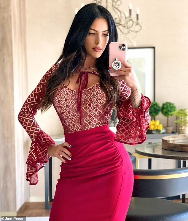 Chuyên gia trang điểm nổi tiếng xinh đẹp bị bắn chết ở tuổi 39