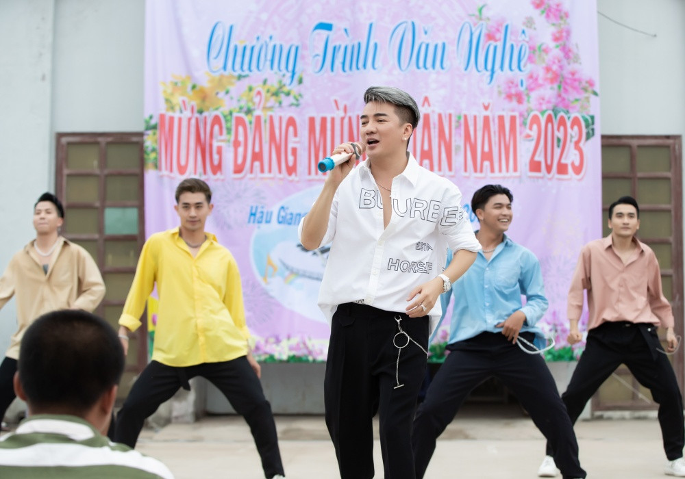 Đàm Vĩnh Hưng hát chúc Tết phạm nhân