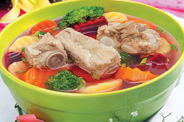 Hầm xương chỉ bỏ nước lạnh và muối  thôi là dại: Thả thêm thứ này nước trong veo ngọt vi không bị hôi