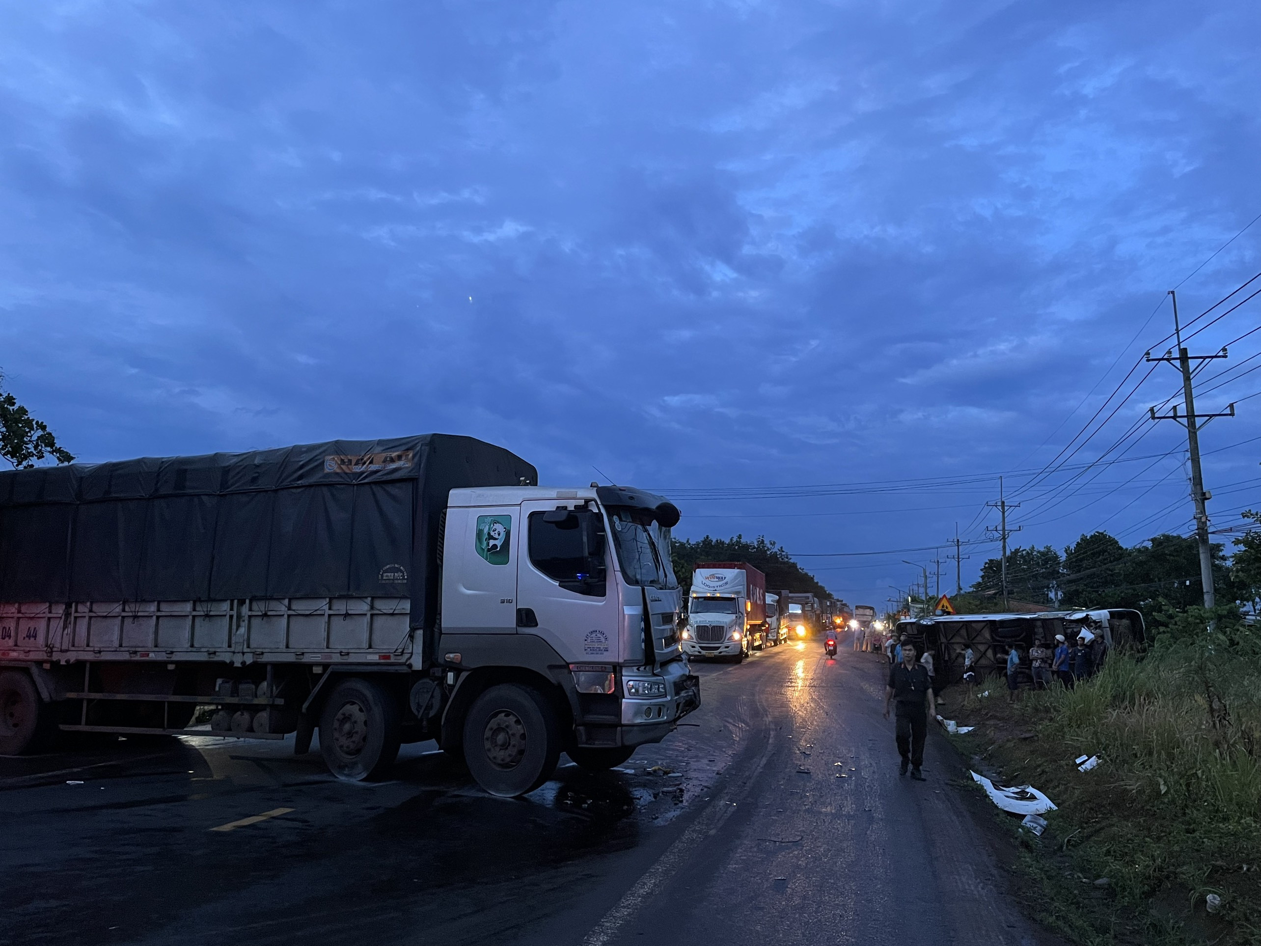 Xe tải mất lái tông xe khách trên quốc lộ, nhiều người bị thương ở Bình Phước
