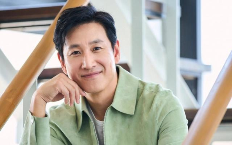 Từ sự ra đi của Lee Sun Kyun, thấy gì về áp lực người nổi tiếng trong showbiz từ Á đến Âu?