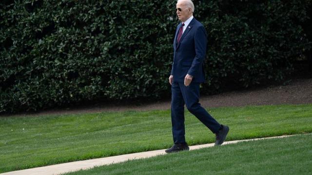 Đôi giày bí ẩn của Tổng thống Biden