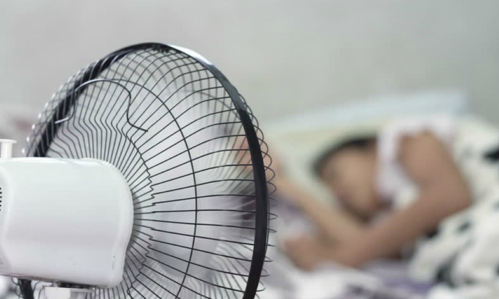 Sai lầm khi bật quạt mùa hè có thể khiến bạn liệt mặt, sốc nhiệt