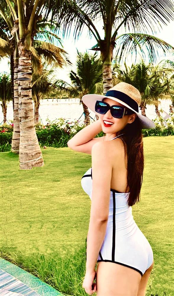 Chọn bikini cut out cực cháy đi biển như Lã Thanh Huyền
