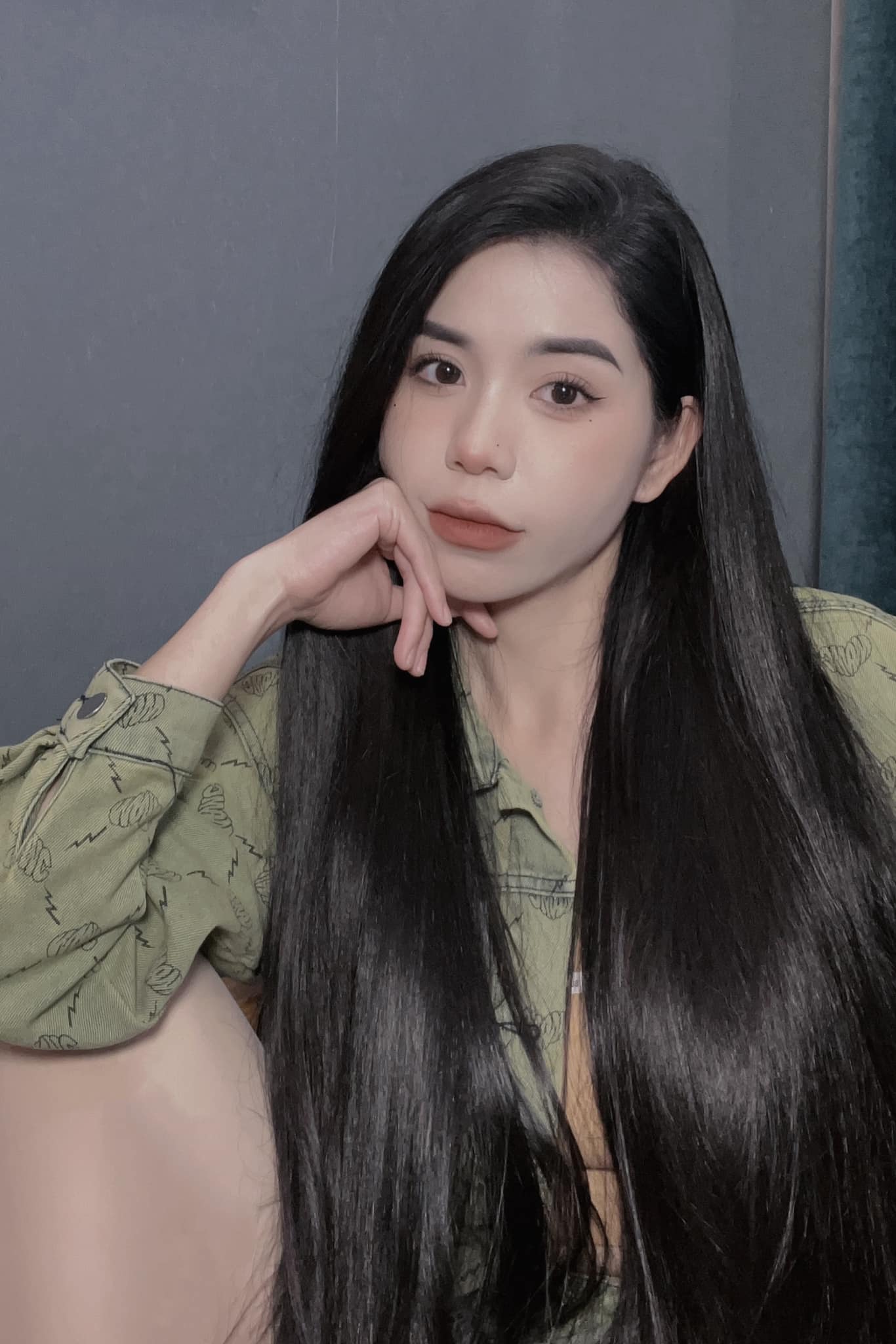 Hằng Du Mục có tóc dày, mượt, bóng đều nhờ vào 2 việc ai cũng làm được